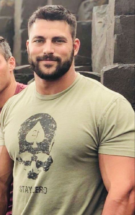 Holly Shizt, Welcome to Bear Country 🐻. This gorgeous stud knows what it is to look like a man. 💪🏼 Scruffy Men, Beefy Men, Masculine Men, Bear Men, Men In Uniform, Muscular Men, Two Men, Good Looking Men, Muscle Men