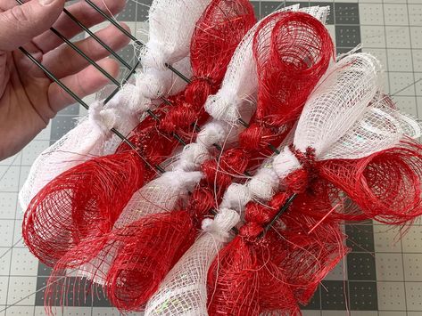 Deco Mesh Wreaths Tutorials Christmas, Candycane Deco Mesh Wreath Diy, Deco Mesh Crafts Ideas, Candy Cane Mesh Wreath Diy, Deco Mesh Candy Cane Wreath Tutorial, Deco Mesh Christmas Wreaths Diy How To Make, Mesh Candy Cane Wreath Tutorial, Metal Candy Cane Wreath Diy, Candy Cane Shaped Wreath