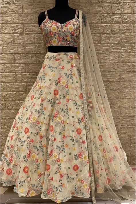 Lehnga Kameez Designs, Floral Lehenga Aesthetic, Lehnga Made From Saree, Lehngas For Wedding, Traditional Dresses Lehenga, Gown Look Indian, Modern Lengha Designs, Ghagra Patterns, Latest Trendy Lehenga Designs