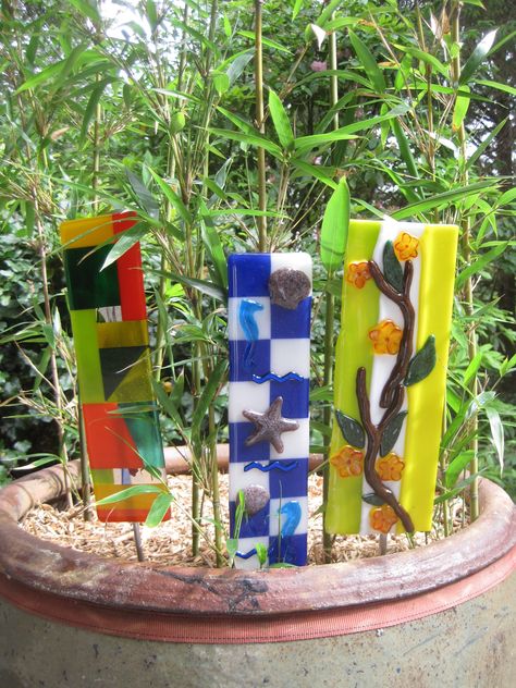 Glass Garden Stakes, Fused Flowers, Glass Totems, Glass Art Products, Art Pole, Slumped Glass, Glass Fusion Ideas, Fused Glass Artwork, Glass Window Art