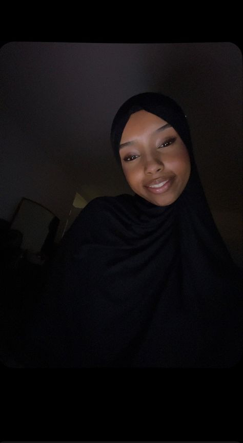 Somali Girl, Modest Girly Outfits, Hijabi Fits, Head Scarf Styles, Hijabi Aesthetic, Black Femininity, Islamic Fashion, Girly Outfits, Cute Couples Goals