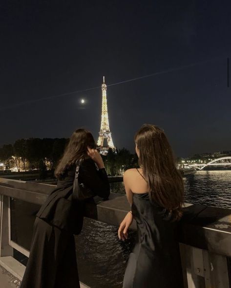 Mode Ulzzang, Paris Dream, Rich Girl Aesthetic, Parisian Life, Rich Girl Lifestyle, Paris Aesthetic, Best Friends Aesthetic, Classy Aesthetic, Night Vibes