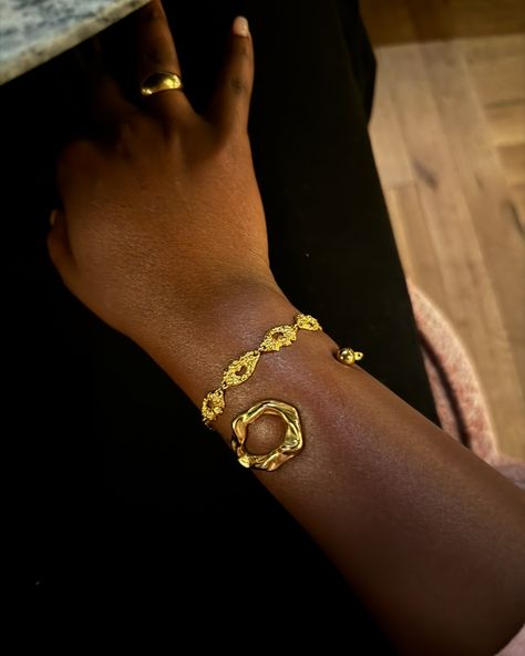 Black Girls With Gold Jewelry Aesthetic, Dark Gold Jewelry, Gold Jewelry Black Women, Jewelry Black Women, Gold Jewelry Outfit, Inspi Photo, Edna Mode, Outfit Looks, Golden Jewelry