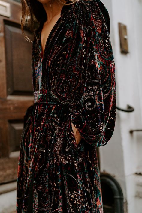 Boho Velvet Dress, Eclectic Rocker Style, Summer Dress For Fall, Claire Mischevani, Wrap Over Dress, Mode Kimono, Mode Boho, Open Neck, Velvet Fashion