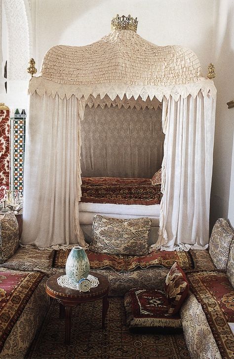 Indoor Architecture, Moroccan Interior Design, Moroccan Inspiration, Moroccan Theme, Living Tv, Moroccan Homes, Moroccan Interiors, Canopy Bed, Moroccan Design