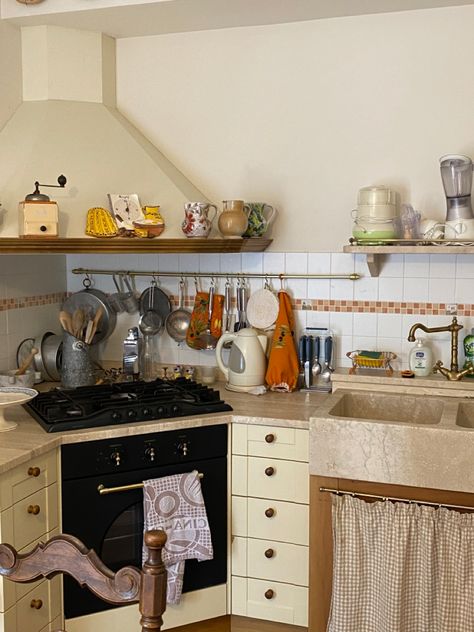 Vintage Italian House, Old Italian House Interior, Italian Apartment Aesthetic, Italian Kitchen Aesthetic, Old Italian Kitchen, Italian House Aesthetic, Italian House Interior, Italian Home Aesthetic, Italian Household