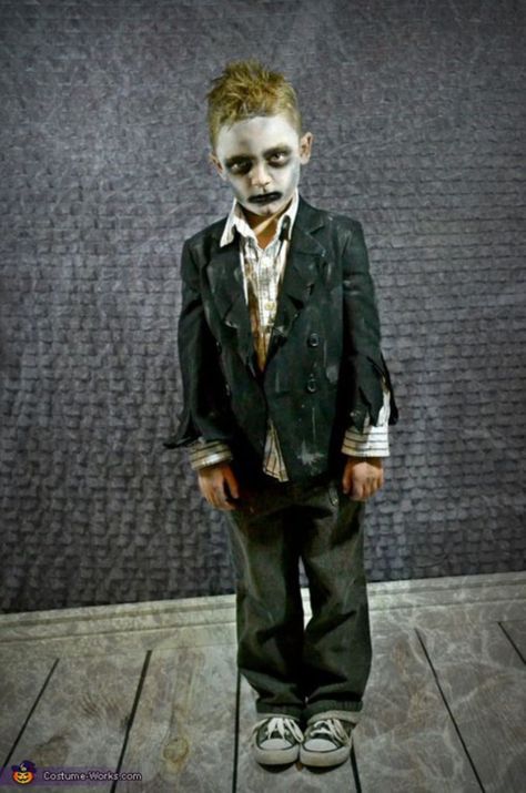 40 Ridiculously Real Zombie Costume Ideas - Bored Art Toddler Zombie Costume, Boy Zombie Costume, Apocalypse Halloween, Zombie Costume Kids, Disney Family Costumes, Disfarces Halloween, Diy Costumes Kids Boys, Zombie Kid, Zombie Halloween Costumes