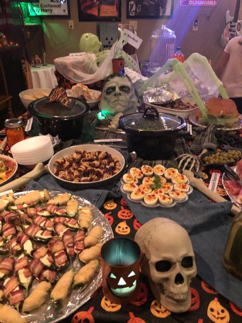 Skull Themed Halloween Party, Halloween Dinner Setup, Halloween Party Small Apartment, Butcher Halloween Decor, Halloween Table Set Up, Halloween Drink Table, Halloween Food Table Display, Halloween Party Set Up, Halloween Party Table Setup