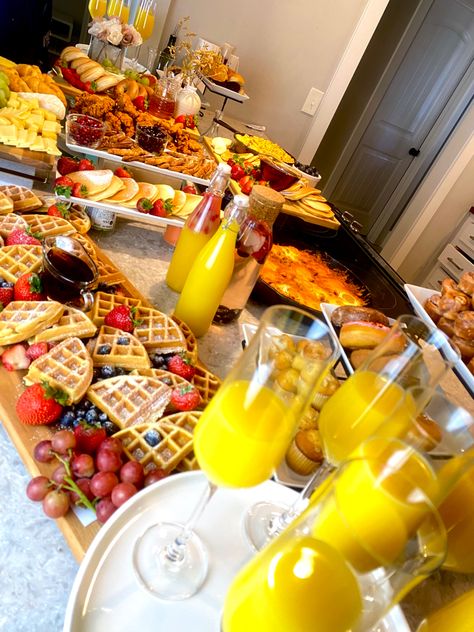 Breakfast board ideas Breakfast Setting Ideas, 16 Birthday Breakfast Ideas, Catering Display Breakfast, Friends Breakfast Ideas, Breakfast Table Ideas Brunch Party, Western Brunch Food, Engagement Breakfast Party, Waffle Brunch Party, How To Set Up A Brunch Buffet Table