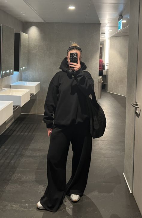 All Black Tracksuit Outfit, Black Sweatpants Airport Outfit, Black Trackies Outfit, Winter Tracksuit Outfits, All Black Lounge Outfit, Black Comfy Outfits, All Black Outfit Comfy, Black Hoodie Outfit Women, All Black Athleisure Outfit