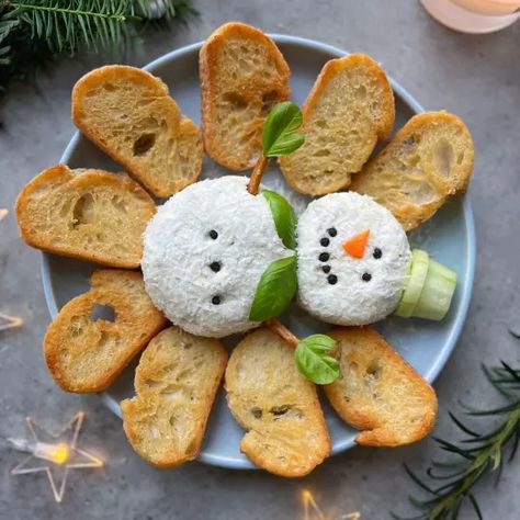 Secret Santa Food Ideas, Holiday Cheese Balls Christmas, Snowman Dip, Snowman Cheese Ball, Santa Food, Christmas Cheese Ball, Snowman Cheeseball, Bacon Pasta Salad, Spring Appetizers