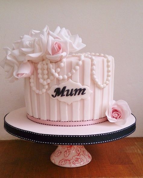 Mums Birthday! - by THE BRIGHTON CAKE COMPANY @ CakesDecor.com - cake decorating website Mother Birthday Cake, Flori Fondant, Mums Birthday, Birthday Cake For Mom, Birthday Cake For Husband, 70th Birthday Cake, Cake For Husband, Pearl Cake, Birthday Designs