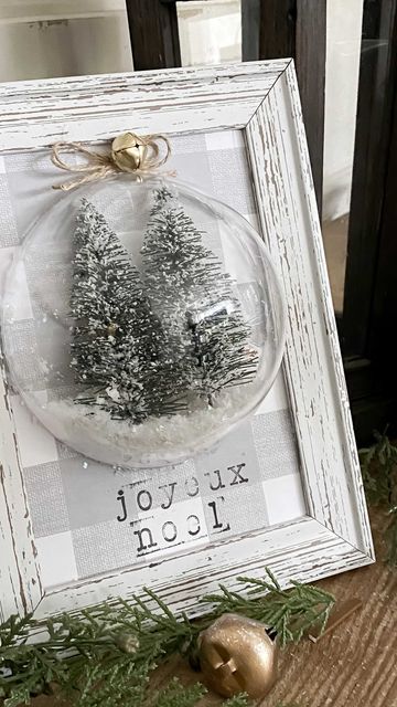 Diy Picture Frames Ideas Creative, Diy Picture Frames Ideas, Snow Globe Picture, Lottie Moon, Make A Snow Globe, Globe Picture, Snow Globe Crafts, Christmas Globes, Snowman Sign