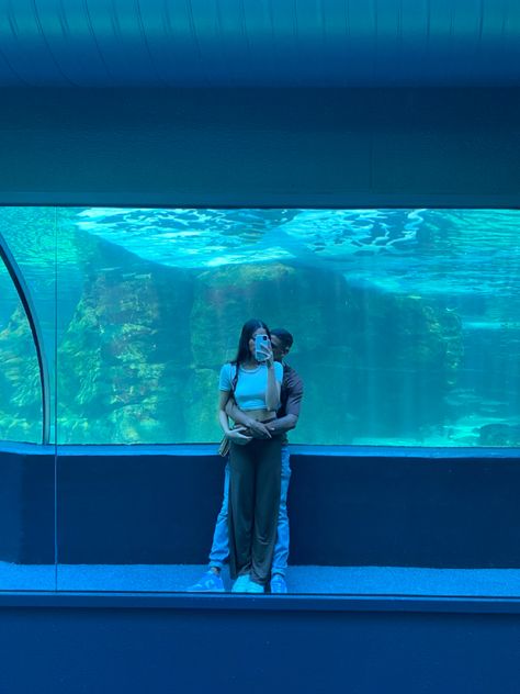 Aquarium Outfits Ideas, Aquarium Date Pictures, Couple Aquarium Pictures, Aquarium Couple Photos, Cute Aquarium Outfit, Aquarium Date Aesthetic, Aquarium Date Outfit, Aquarium Outfit Ideas, Aquarium Outfit