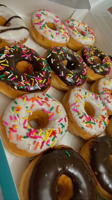 Donuts Astethic, Aesthetic Doughnut, Doughnuts Aesthetic, Donas Aesthetic, Doughnut Aesthetic, Donut Aesthetic, Donuts Aesthetic, Mini Donut Recipes, Best Junk Food