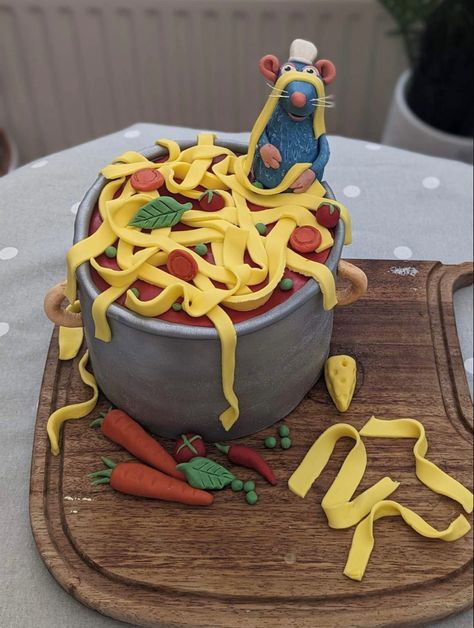 Ratatouille Remy Rat Decorated Cake Funny Animal Spaghetti Pasta Disney Pixar Fondant Cakes Ideas, Remy Cake, Ratatouille Cake, Ratatouille Birthday Party, Ratatouille Remy, Realistic Cakes, Sculpted Cakes, Harry Potter Cake, Cute Baking