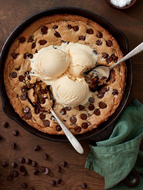 Skillet Cookie Recipe, Chocolate Chip Skillet Cookie, Chocolate Chip Cookie Brownies, Cookie Skillet, Craving Chocolate, Skillet Chocolate Chip Cookie, Gooey Cookies, Gluten Free Chocolate Chip Cookies, Skillet Cookie