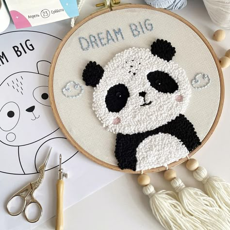 Panda Punch Needle, Punch Needle Hanging, Animal Embroidery Patterns Free, Punching Needle Ideas, Needle Punch Patterns Free, Punch Needle Animals, Punch Needle Art Free Pattern, Nidle Punch, Nidel Panch