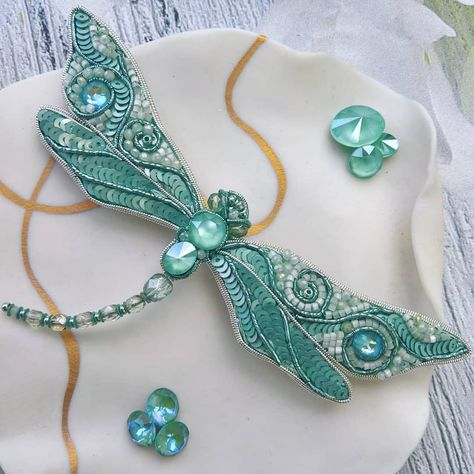 Beaded Dragonfly Brooch, Dragonfly Bead Pattern, Dragonfly Embroidery Design, Dragonfly Embroidery, Diy Embroidery Shirt, Seed Bead Art, Beaded Dragonfly, Dragonfly Brooch, Zardozi Embroidery