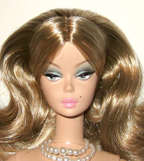 Old Barbie Dolls, Long Shiny Hair, Market Day, Diy Doll Miniatures, Barbie Hair, Vintage Cosmetics, Beautiful Barbie Dolls, Creative Hairstyles, Old Dolls