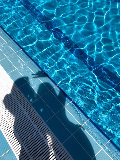 Swimming pool with friends two shadows. Cool poses by the pool that can be inspiration for social media posts or stories. Pool Day Vibe, Pool Fake Story, Pool Snapchat Story, Pool Story Instagram, Pool Day Insta Story, Pool Side Aesthetic, By The Pool Aesthetic, Antalya Story, Pool Snap