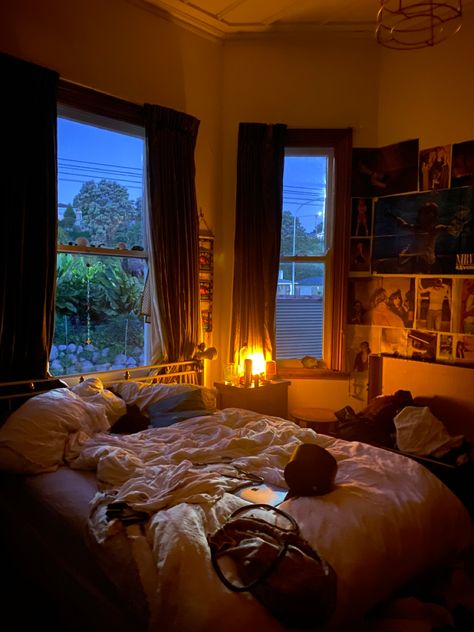 Dark Fall Bedroom, Room With Brown Walls, Dark Orange Bedroom, Brown Room Aesthetic, Warm Toned Bedroom, University Room, Brown Room, University Rooms, Apartment Wishlist