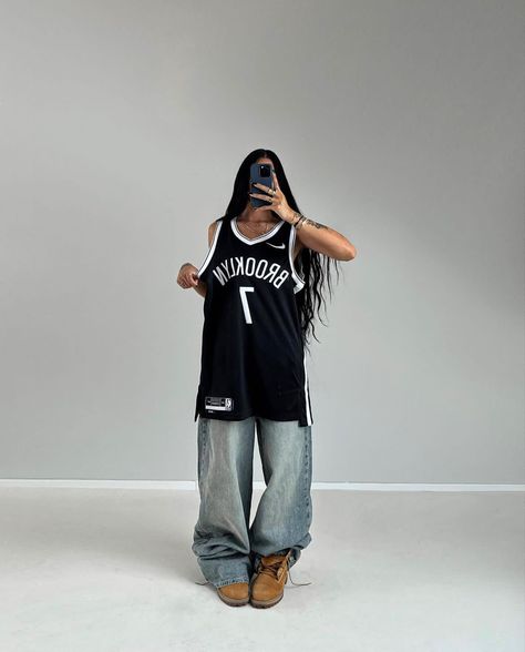 Street Wear 90s Outfit, Baggy Jersey Outfit Women, 90s Street Style Hip Hop Old School, 90s Oversized Outfit, Streetwear Poses Women, Baggy 90s Outfit, Baggy Streetwear Women, Tomboy Summer, Chica Hip Hop