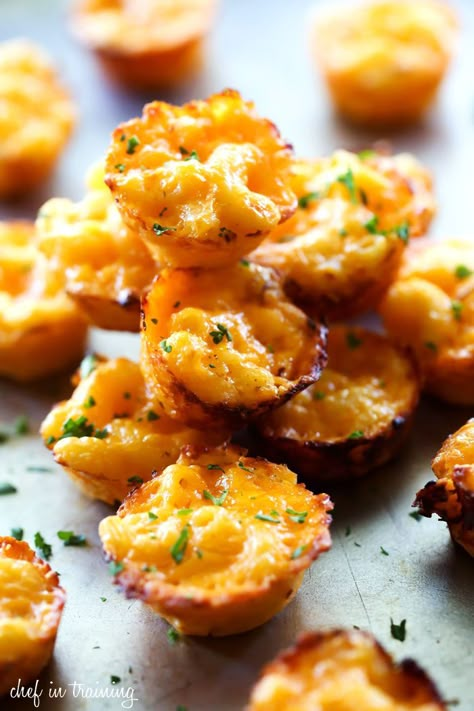 Homemade Mac and Cheese Bites - These are so simple and the perfect finger food ideal for serving kids and as an appetizer! These are DELICIOUS! Mini Food Appetizers, Egg Benedict, Mac And Cheese Bites, Mini Appetizers, Fall Appetizers, Homemade Mac And Cheese, Cheese Bites, Quiche Lorraine, Wontons