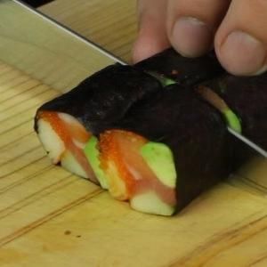 Sushi roll without sushi rice recipe | Make Sushi Riceless Sushi Rolls, Riceless Sushi, Sushi Rice Recipe, Keto Sushi, Hospitality School, Sushi Rice Recipes, Healthy Sushi, Cycling Diet, Banting Recipes