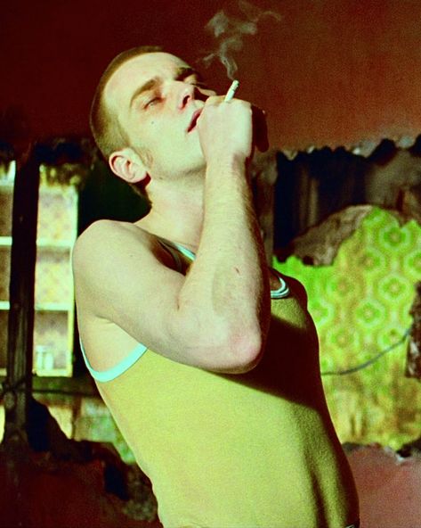 Renton Trainspotting, Sick Boy, Septième Art, Movie Shots, Trainspotting, Film Studies, Ewan Mcgregor, Neo Noir, Movie Fashion