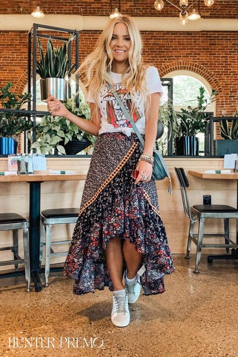 Boho Dress With Sneakers, Boho Outfits With Sneakers, Boho Sneakers Outfit, Maxi Skirt Outfit Summer Boho Chic, Boho Skirts Outfit, Boho Fits Hippie, Modest Boho Summer Outfits, Boho Chic Style Outfits Summer, Maxi Floral Skirt Outfit