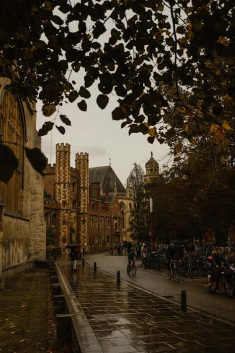 Cambridge In Autumn, Oxford Autumn Aesthetic, Ivy School Aesthetic, Oxford In Autumn, Autumn Uk Aesthetic, Rainy England Aesthetic, Cambridge Uk Aesthetic, Uk Autumn Aesthetic, Oxford City Aesthetic