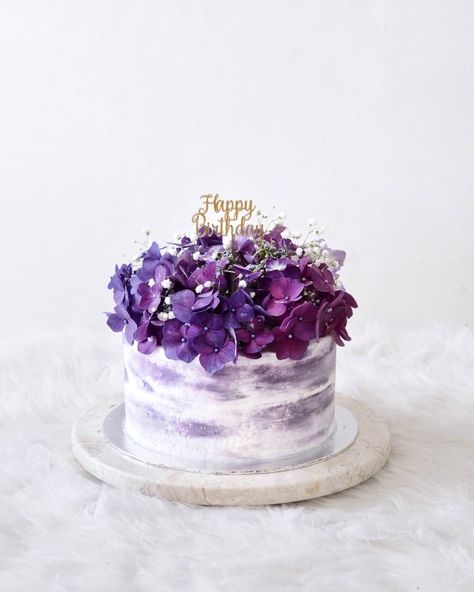 Birthday Cake With Lavender Flowers, Cake With Violet Flowers, Birthday Cake Purple Flowers, Purple Flower Cake Ideas, Birthday Cake With Purple Flowers, Aesthetic Floral Cake, Violet Flower Cake, White Cake With Purple Flowers, Purple Cake With Flowers