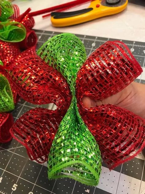 Real Christmas Wreaths, Diy Deco Mesh Wreath, Mesh Christmas Wreaths, Christmas Deco Mesh, Deco Mesh Wreaths Diy, Mesh Wreath Tutorial, Christmas Front Door, Deco Mesh Christmas Wreaths, Mesh Wreath Diy