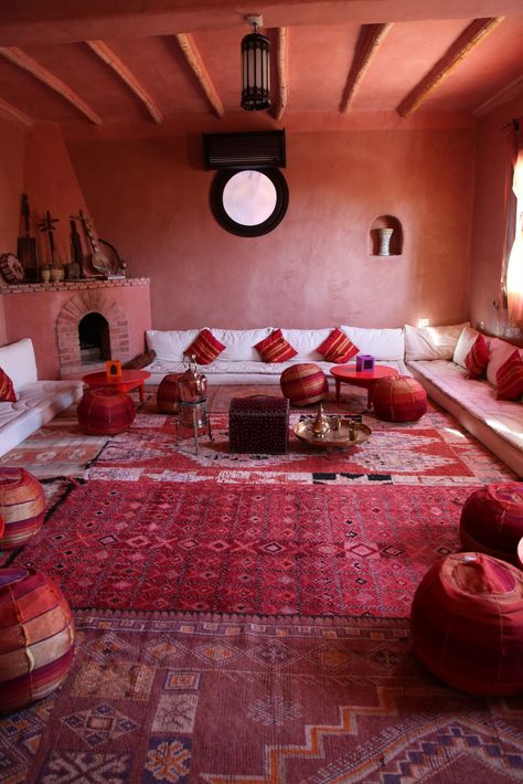 Salon marocain Arabian Living Room, Dekorasi Maroko, Cozy Bohemian, Monochromatic Room, Design Marocain, Interior Boho, Moroccan Living Room, Moroccan Home Decor, Moroccan Homes