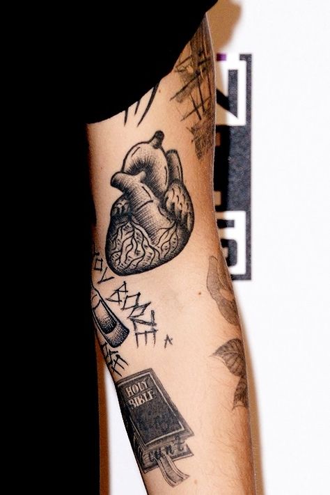 Black Tattoo #Tattoos Hanger Tattoo, Harry Tattoos, Harry Styles Lockscreen, Harry Styles Tattoos, Knee Tattoo, Celebrity Style Red Carpet, Harry Styles Pictures, Word Tattoos, S Tattoo