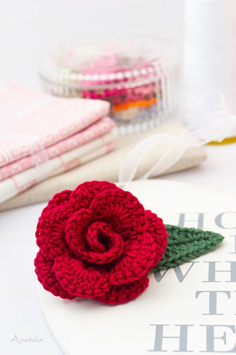 Natural-looking crochet rose, free pattern Crochet Rose Brooch, Crochet Flower Corsage, Crochet Mini Rose Free Pattern, Crochet Corsage Pattern Free, Crochet Roses Free Pattern, Diy Crochet Rose, Crochet Corsage, Free Crochet Rose Pattern, Temperature Blanket Crochet