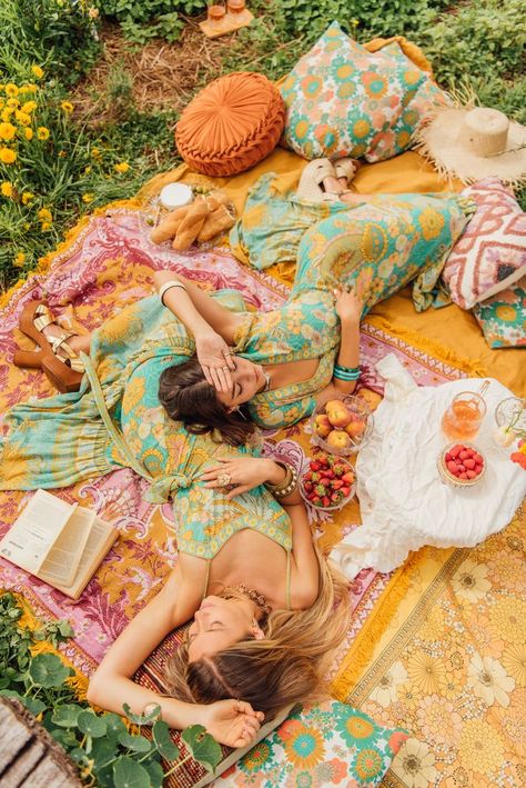 70s Picnic Retro, Boho Picnic Photoshoot, Vintage Picnic Photoshoot, Spring Picnic Photoshoot, Picnic Editorial, 70s Picnic, Colourful Picnic, Picnic Photoshoot Ideas, Picnic Aesthetic Photoshoot