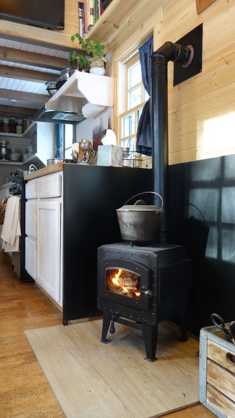 Small Wood Stove, Wohne Im Tiny House, Off Grid Tiny House, Tiny House Inspiration, Tiny Cabins, Tiny House Kitchen, Casa Container, Mobil Home, Tiny Cabin