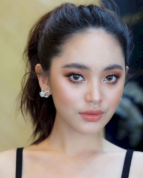 Shimmery and Natural Summer Makeup #naturalmakeup #naturalmakeupideas #naturalmakeuptutorials #makeuptips #makeuplooks #makeuplooksnatural #naturalmakeupforblondes Makeup Asia, Natural Summer Makeup, Dag Make Up, Elegantes Makeup, Asian Makeup Looks, Mekap Mata, Makeup Pengantin, Best Natural Makeup, Flot Makeup