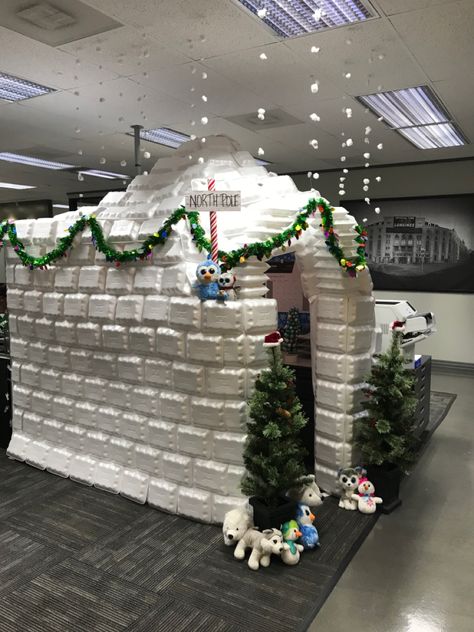 Holiday Office Cubicle Decor, Igloo Cubicle Decorations, Christmas Cubicle Themes, Winter Wonderland Cubicle Decorations, Cubicle Holiday Decor, Desk Decorations For Christmas, Christmas Cubicle Ideas, Christmas Desk Decorations Cubicles, Christmas Decor Ideas Office