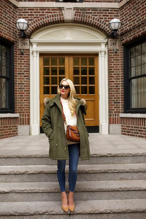 How To Wear Winter Parkas (& Look Cool) | Closetful of Clothes Green Parka Outfit, Parka Outfit, 2018 Outfits, Parker Outfit, Green Parka, Atlantic Pacific, Outfit Invierno, Winter Parka, Karen Walker