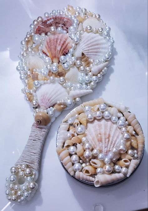 Seashell Hand Mirror, Shell Hand Mirror, Seashell Jewelry Holder Diy, Sustainable Art Projects, Sirencore Room, Mermaid Core Bedroom, Diy Hand Mirror, Things To Do With Seashells, Diy Shell Crafts