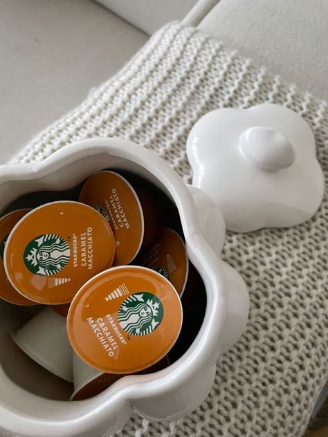 Café Starbucks, Starbucks Caramel, Coffee Obsession, Caramel Macchiato, Coffee Corner, Think Food, Coffee Capsules, Aesthetic Coffee, Coffee Date