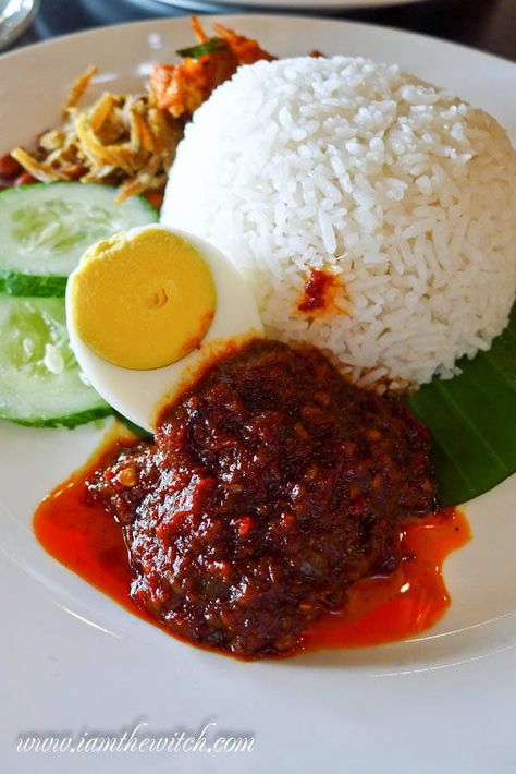 Nasi Lemak Cake! - Decorated Cake by LiLian Chong - CakesDecor Malay Culture, Cake Challenge, Coconut Milk Rice, Milk Rice, Nasi Lemak, Trade Centre, Rice Cakes, World Trade, Banana Leaf