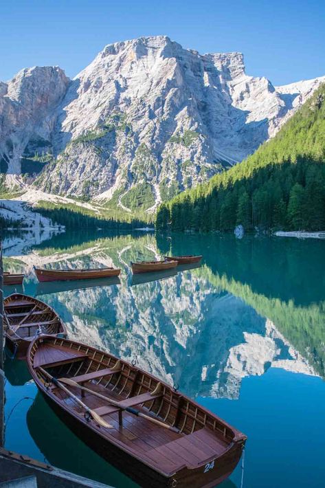 Best lakes in South Tyrol - check out my Top 10 lakes and waterfalls in Italy! Definitely must-go places in South Tyrol! Italy Aesthetic, South Tyrol, Mountain Lake, Beautiful Lakes, Art Nature, Pretty Places, Mountain Landscape, Travel Aesthetic, Italy Travel