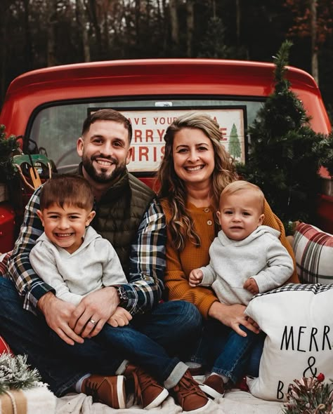 Family Photo Outfits Christmas Red Truck, Christmas Picture Decoration Ideas, Christmas Photoshoot Truck, Christmas Mini Sessions Red Truck, Red Truck Family Pictures, Christmas Mini Sessions Truck, Old Truck Christmas Photo Shoot, Christmas Car Photoshoot, Christmas Truck Photoshoot Family