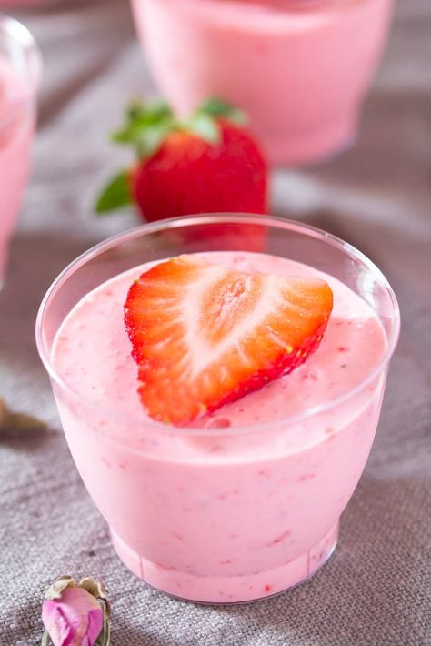 easy strawberry mousse recipe Strawberry Mousse Recipe, Lemon Blueberry Bundt Cake, Strawberry Mouse, Blueberry Bundt Cake, Strawberry Parfait, Recipe Strawberry, Best Chocolate Desserts, Fruit Parfait, Yummy Desserts Easy