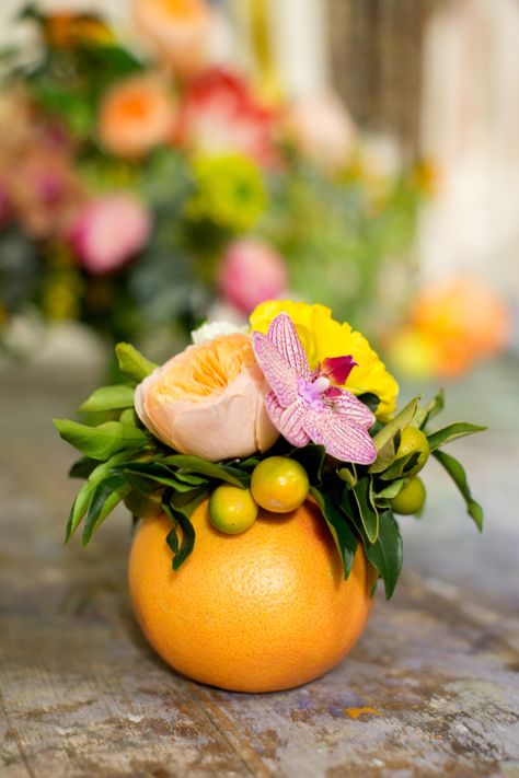 Orange Fruit Flower Arrangements, Deco Fruit, Orange Baby Shower, Deco Champetre, Tafel Decor, Yard Party, Spring Arrangements, Simple Centerpieces, Fabulous Diy