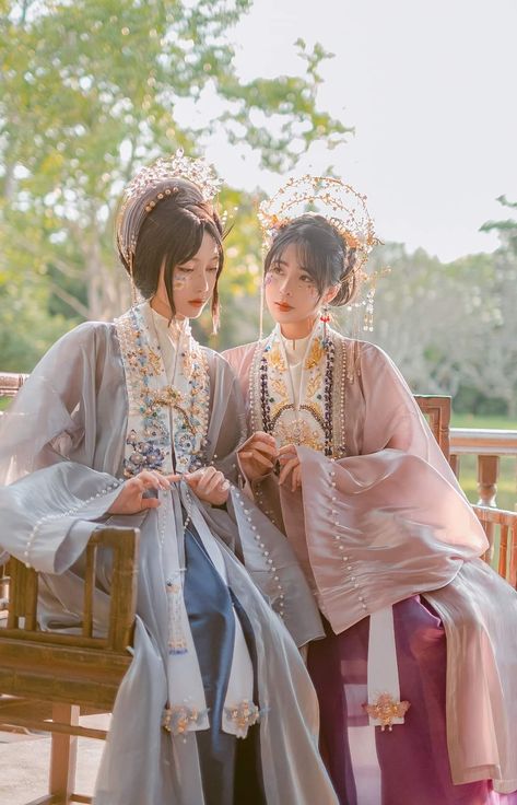 Vietnamese Fantasy Clothes, Viet Traditional Dress, Vietnamese Cultural Clothing, Ancient Vietnamese Clothing, Vietnamese Traditional Clothing Women, Vietnamese Princess, Traditional Vietnamese Dress, Vietnam Outfit, Traditional Vietnamese Clothing